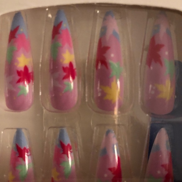 Extra Long Coffin-Almond Press-On Reusable Nails in Maple Leafs Accents - Picture 1 of 4